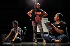 MENGAJAK PENONTON BERFIKIR: Barisan pelakon drama Oh Padi Oh Lalang berlatih bagi menghidupkan naskhah tulisan M Hafiz Yusof, seorang pendidik, yang berkisar tentang penerokaan minda dan sel otak. - Foto BH oleh ASIF SAIFUDIN