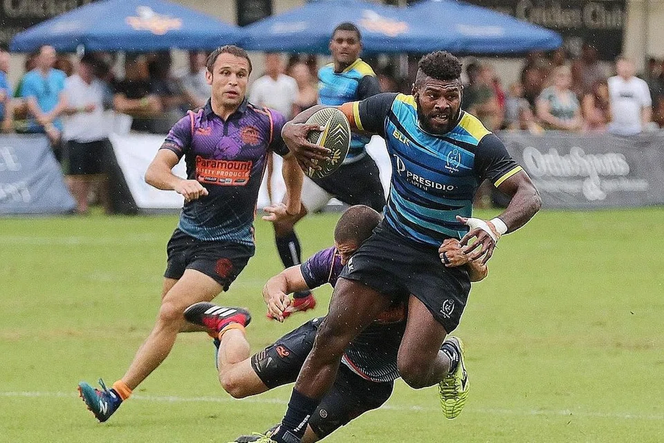 MUNCUL JUARA: Pemain Daveta (jersi biru) berjaya mengelak dari terkaman pemain Casuarina Cougars bagi memastikan pasukannya menang 24-17 sewaktu perlawanan akhir Piala Ablitt di Padang kelmarin. - Foto BH oeh JONATHAN CHOO