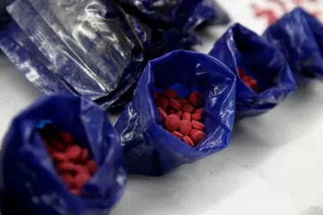 Seorang budak lelaki berdepan tuduhan memiliki dadah berupa 80 pil ‘methamphetamine’ di Kampung Gual Pasong Hantu, Rantau Panjang, Kelantan, pada 2023. 