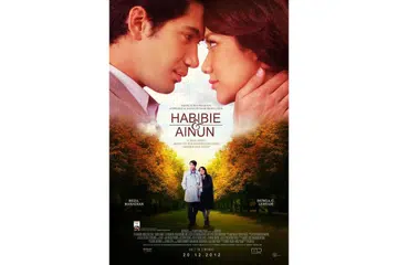 HABIBIE & AINUN: Inilah poster filem 'Habibie & Ainon' yang ditulis Presiden Indonesia ke-3, BJ Habibie, mengenai isterinya, Hasri Ainun Habibie. Filem yang dihasilkan pada 2012 ini dilakonkan Reza Rahadian dan Bunga Citra Lestari . - Foto THE HABIBIE CENTER