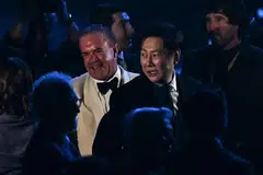 Pengarah Miss Universe Thailand, Encik Nawat Itsaragrisil (kanan), dan presiden pertandingan itu, Encik Raul Rocha Cantu, semasa acara tersebut.