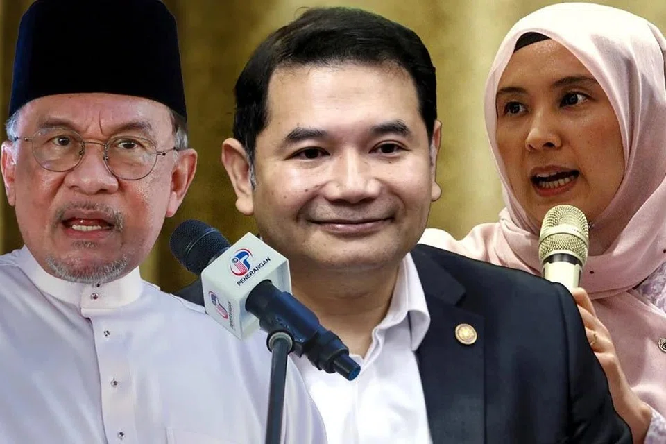 Presiden Parti Keadilan Rakyat (PKR), Datuk Seri Anwar Ibrahim (kiri), dijangka mempertahankan jawatan pada pemilihan parti 23 Mei ini, manakala puteri sulungnya, Cik Nurul Izzah Anwar yang juga Naib Presiden PKR mengesahkan bakal mencabar penyandang jawatan Timbalan Presiden, Datuk Seri Rafizi Ramli (tengah).