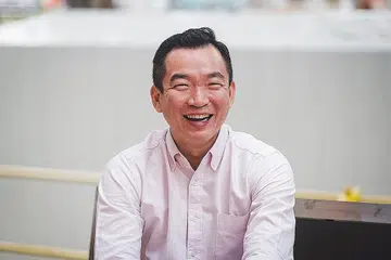 MAHU MENDENGAR SUARA BELIA: Encik Eric Chua Swee Leong mahu memberi perhatian kepada belia, terutama mereka daripada latar belakang keluarga yang sederhana. - Foto PAP