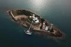 RUMAH API RAFFLES: Projek tenaga suria dan tenaga pasang surut boleh menggantikan penggunaan semasa penjana diesel di pulau luar pesisir.