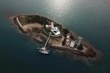 RUMAH API RAFFLES: Projek tenaga suria dan tenaga pasang surut boleh menggantikan penggunaan semasa penjana diesel di pulau luar pesisir.
