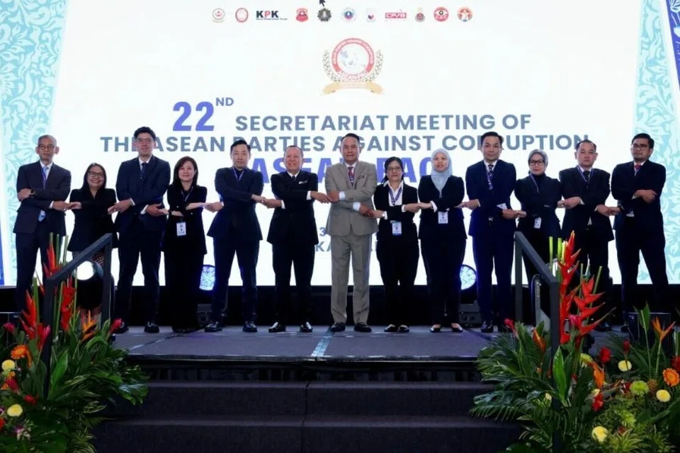 Ketua Suruhanjaya Pencegahan Rasuah Malaysia (SPRM), Datuk Seri Abd Halim Aman (enam dari kiri), bersama delegasi Asean pada majlis perasmian Mesyuarat Sekretariat Ke-22 Pihak Asean Menentang Rasuah (Asean-PAC) di Melaka, pada 28 Julai.