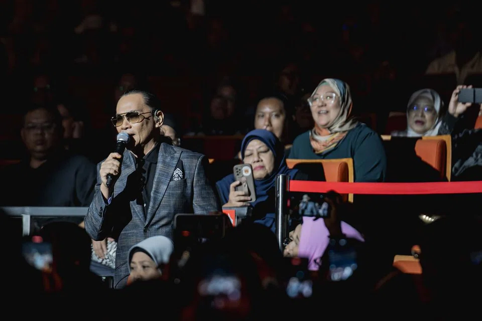 Ameng Spring sentiasa tidak mengecewakan dengan vokal ‘telan kaset’ ketika mendendangkan bermacam lagu kumpulan Spring yang malar segar seperti, ‘Butakah Cinta’.