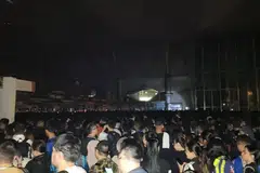 GELAP KERANA ELEKTRIK TERPUTUS: Bekalan elektrik yang terputus sekitar 10 jam di pusat pemeriksaan imigresen di Bangunan Sultan Iskandar (BSI), Johor Bahru, menjadikan pusat itu gelap dan menyukarkan pelawat. 
