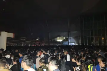 GELAP KERANA ELEKTRIK TERPUTUS: Bekalan elektrik yang terputus sekitar 10 jam di pusat pemeriksaan imigresen di Bangunan Sultan Iskandar (BSI), Johor Bahru, menjadikan pusat itu gelap dan menyukarkan pelawat. 