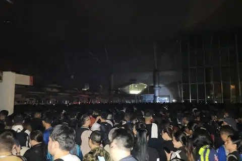 GELAP KERANA ELEKTRIK TERPUTUS: Bekalan elektrik yang terputus sekitar 10 jam di pusat pemeriksaan imigresen di Bangunan Sultan Iskandar (BSI), Johor Bahru, menjadikan pusat itu gelap dan menyukarkan pelawat. 