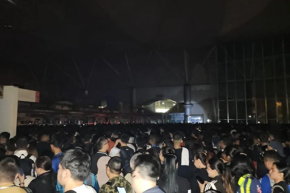GELAP KERANA ELEKTRIK TERPUTUS: Bekalan elektrik yang terputus sekitar 10 jam di pusat pemeriksaan imigresen di Bangunan Sultan Iskandar (BSI), Johor Bahru, menjadikan pusat itu gelap dan menyukarkan pelawat. 