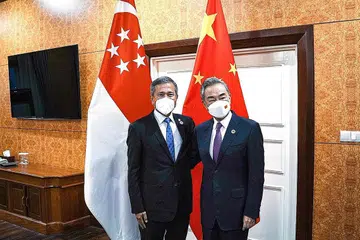 SALING HORMAT: Dr Vivian Balakrishnan (kiri) dan Encik Wang Yi bertemu kelmarin di Mesyuarat Menteri Luar Asean (AMM) ke-55 dan mesyuarat yang berkaitan. - Foto MFA 
