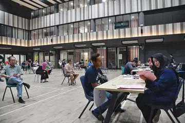 TERUS BANTU WARGA: Kementerian Tenaga Manusia (MOM) akan mengkaji kemungkinan melanjutkan Skim Pelepasan Pendapatan bagi Individu Bekerja Sendiri (Sirs) dengan Kementerian Kewangan (MOF). - Foto fail