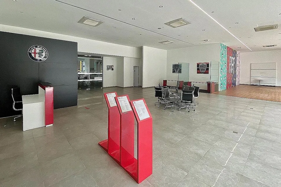 KINI DITUTUP: Bilik pameran EuroSports Global Alfa Romeo kelihatan kosong di Leng Kee Road kelmarin. - Foto BH oleh JASON QUAH