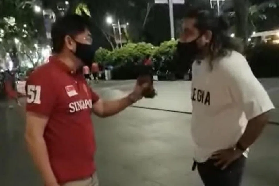 VIDEO TULAR: Seorang lelaki Cina mempersoal seorang lelaki India yang menjalin hubungan dengan wanita Cina. - Foto TANGKAP LAYAR FACEBOOK DAVE ASH PARKER