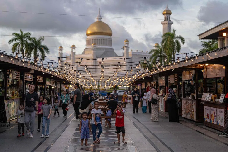 Orang ramai langgani gerai makanan berdekatan Masjid Omar Ali Saifuddien di Brunei pada Januari 2024.