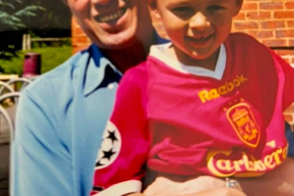 Pemain pertahanan kelahiran England, Perry Ng, layak untuk mewakili Singapura kerana pertalian dengan datuknya yang lahir di Singapura sebelum berhijrah ke Liverpool.