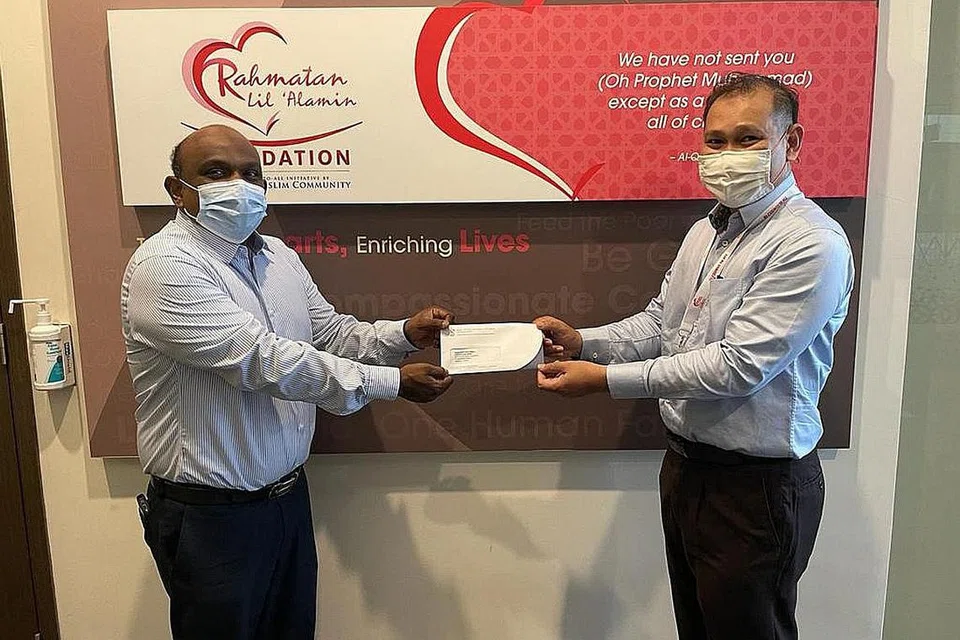 SUMBANGAN DARUL ARQAM: Presiden Darul Arqam, Encik Muhammad Imran Kuna (kiri), telah menyerahkan derma oleh Darul Arqam kepada Ketua Pegawai Eksekutif RLAF, Encik Muhammad Faizal Othman (kanan), di ibu pejabat RLAF di Masjid Yusof Ishak semalam. - Foto DARUL ARQAM SINGAPURA