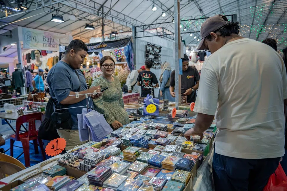 Pengunjung di Bazar Geylang Serai sibuk memilih sampul duit Raya yang berwarna-warni dan pelbagai corak.