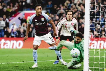 Penyerang Aston Villa, Ollie Watkins (kiri), memerhatikan rembatannya menewaskan penjaga gol Liverpool, Giorgi Mamardashvili, selepas menjaringkan gol ketiga pasukannya dalam perlawanan Liga Perdana England (EPL) di Villa Park, Birmingham, England, pada 15 Mei lalu.