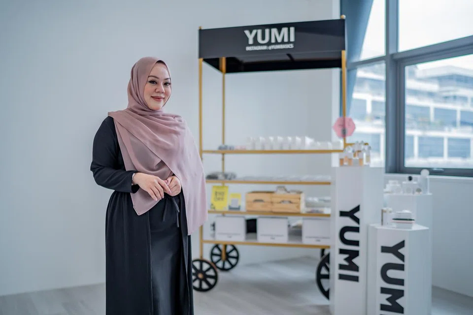 Pengasas With Love Yumi dan YUMI Basics, Cik Yumi Ayummi, menawar pelbagai pilihan produk solekan termasuk bedak asas atau ‘foundation’, pemerah pipi atau ‘blusher’, bulu mata palsu, celak mata dan celak kening.