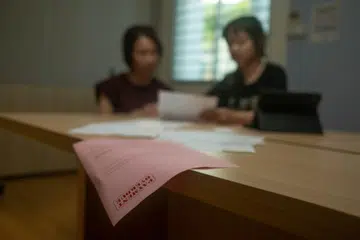 BANTUAN MENYELURUH DIHULURKAN: Keluarga yang mengikuti  Program Pembangunan Keluarga Methodist Welfare Services (MWS) akan mempunyai seorang pekerja kes atau pendamping sukarelawan yang sedia membantu menangani cabaran dihadapi, umpamanya, menangani masalah kewangan.