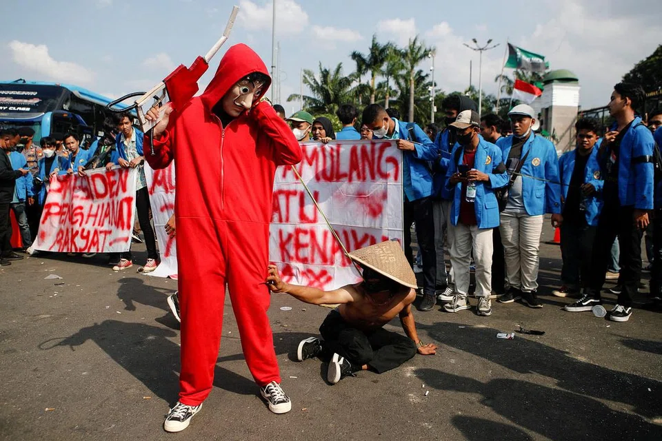 BANTAHAN RAKYAT: Sekumpulan pelajar universiti mementaskan persembahan teater jalanan sebagai membantah kenaikan harga minyak bersubsidi di luar bangunan parlimen di Jakarta, pada 6 September lalu. - Foto REUTERS