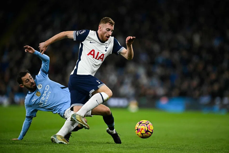 Dejan Kulusevski (kanan) memberi impak amat besar ketika Tottenham Hotspur membelasah Manchester City pada 24 November. 