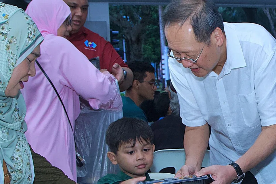 Menteri Tenaga Manusia, Dr Tan See Leng, yang juga Anggota Parlimen GRC Marine Parade, mengedarkan kotak bento kepada penduduk di acara berbuka puasa di Blok 44A Marine Crescent pada 8 Mac. 