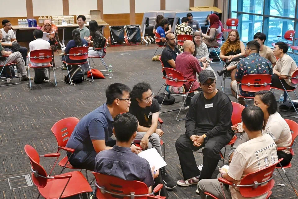 Sekitar 50 peserta berkumpul dalam perbincangan kumpulan kecil, berkongsi pandangan dan pengalaman mereka berkenaan isu kaum dan agama semasa satu sesi dialog anjuran badan tidak meraih untung The Whitehatters yang diadakan di Institusi Pembelajaran Sepanjang Hayat (LLI), yang terletak di Eunos Road 8, pada 29 Mac.