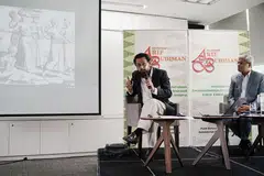 SESI SOAL JAWAB: Penyampai ucaptama 'Ceramah Arif Budiman', Profesor Madya Farish Ahmad Noor (kiri), bersama pengarah Pusat Bahasa Melayu Singapura (MLCS), Encik Mohamed Noh Daipi, memberi jawapan dalam sesi soal jawab dengan peserta di MLCS, Bishan Street 14, semalam. - Foto BH oleh ONG WEE KIAT
