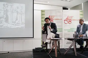 SESI SOAL JAWAB: Penyampai ucaptama 'Ceramah Arif Budiman', Profesor Madya Farish Ahmad Noor (kiri), bersama pengarah Pusat Bahasa Melayu Singapura (MLCS), Encik Mohamed Noh Daipi, memberi jawapan dalam sesi soal jawab dengan peserta di MLCS, Bishan Street 14, semalam. - Foto BH oleh ONG WEE KIAT