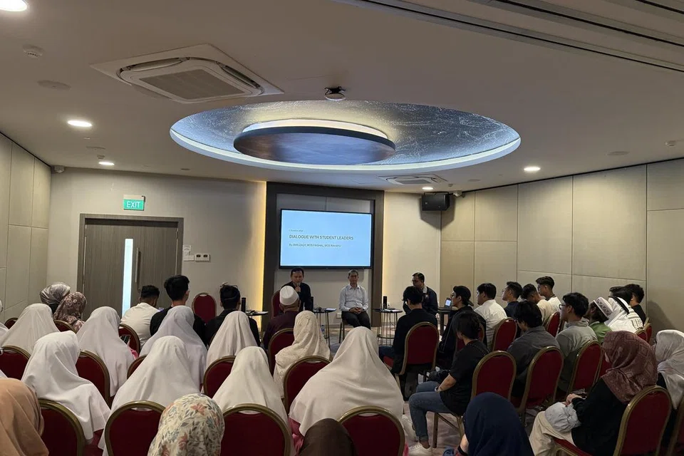 Sesi dialog bersama 60 belia daripada institusi pengajian tinggi yang berbeza diadakan baru-baru ini dan melibatkan Menteri Negara Kanan (Pertahanan merangkap Tenaga Manusia), Encik Zaqy Mohamad; Menteri Negara (Ehwal Dalam Negeri merangkap Pembangunan Negara), Profesor Madya Dr Muhammad Faishal Ibrahim; dan Menteri Negara (Penerangan dan Pembangunan Digital merangkap Kesihatan), Cik Rahayu Mahzam.