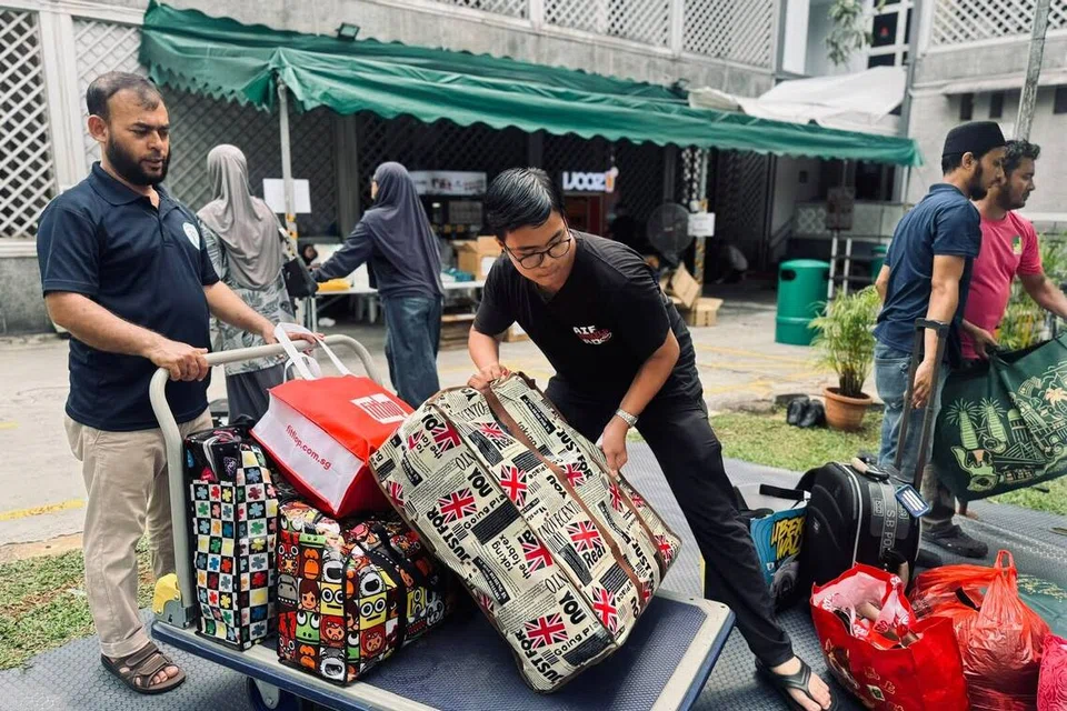 Dikenali sebagai “Raudhah Go Green” atau Raudhah Hijau Lestari, inisiatif ini mengumpulkan barangan dan pakaian terpakai untuk disalurkan bagi tujuan jualan semula, sumbangan atau upcycle. Hasil yang diperoleh akan disalurkan kepada dana operasi masjid.