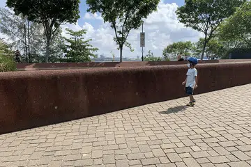 KESELAMATAN DIUTAMAKAN: Seorang anak kecil memakai pelitup sewaktu mengunjungi Punggol Promenade pagi tadi. 