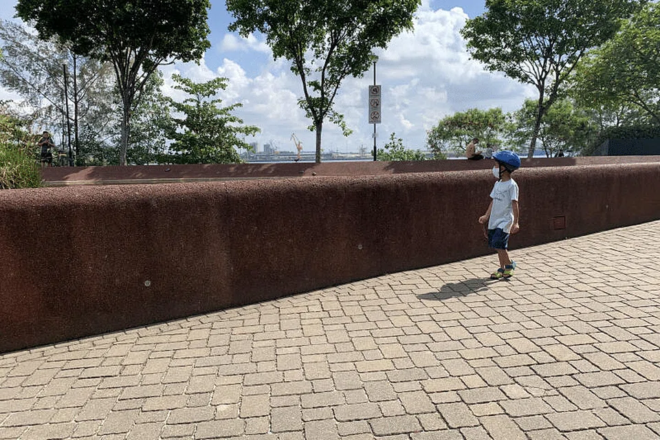 KESELAMATAN DIUTAMAKAN: Seorang anak kecil memakai pelitup sewaktu mengunjungi Punggol Promenade pagi tadi. 