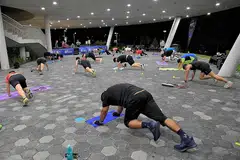 SENAMAN SEBAHAGIAN GAYA HIDUP: Para peserta mengambil bahagian dalam program Quick HIIT HPB di Taman Tasik Jurong. Program tersebut merupakan sebahagian program baru NS FIT yang akan dilancarkan bermula 1 April 2021. - Foto MINDEF