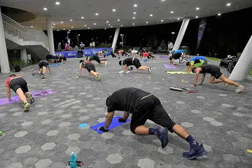 SENAMAN SEBAHAGIAN GAYA HIDUP: Para peserta mengambil bahagian dalam program Quick HIIT HPB di Taman Tasik Jurong. Program tersebut merupakan sebahagian program baru NS FIT yang akan dilancarkan bermula 1 April 2021. - Foto MINDEF