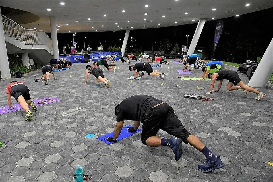 SENAMAN SEBAHAGIAN GAYA HIDUP: Para peserta mengambil bahagian dalam program Quick HIIT HPB di Taman Tasik Jurong. Program tersebut merupakan sebahagian program baru NS FIT yang akan dilancarkan bermula 1 April 2021. - Foto MINDEF