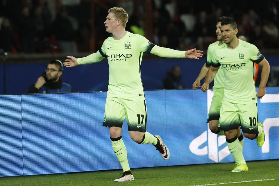 GOL PENTING: Kevin De Bruyne (kiri) meraikan gol pertama yang dijaringkannya di Paris. - Foto REUTERS