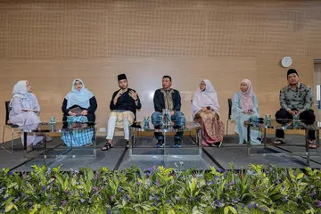 KONGSI PENGALAMAN: (Dari kiri) Pekerja asuhan PPIS Oasis, Cik Aquila Deanna Zulkifli dan Cik Nuraniah Anguani; presiden Muhammadiyah Singapura, Ustaz Azri Azman; dan ibu bapa titipan, Encik A. Rahim Suman, Cik Triantina Fahmi, Cik Lenny Haslinda Jaffa dan Encik Mohamed Suhaimi Mohamed Tahar, semasa Sesi Perkongsian Anak Titipan. - Foto BH oleh NUR DIYANA TAHA.
