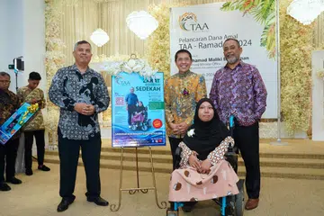 (Berdiri dari kiri) Encik Najiib Sahib, Ketua Jawatankuasa Eksekutif TAA; Dr Mohamad Maliki Osman, Menteri di Pejabat Perdana Menteri yang juga Menteri Kedua (Ehwal Luar merangkap Pendidikan); dan Encik Mohd Anwar Tahar, Duta Amal TAA tahun 2024; bersama Cik Nuralysya Abdul Hamid, penerima yang menghiasi poster Kempen Dana TAA yang dilancarkan baru-baru ini.