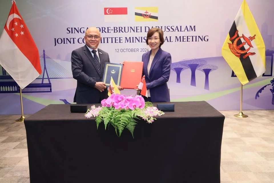 Menteri Bertanggungjawab bagi Hubungan Perdagangan, Cik Grace Fu (kanan), dan Menteri Penyelaras bagi Dasar Ekonomi merangkap Menteri Ekonomi, Perdagangan dan Perusahaan Brunei, Datuk Dr Abdul Manaf Metussin, menandatangani MOU mengenai Daya Tahan Rantaian Bekalan demi memastikan kelancaran aliran barangan penting, terutamanya ketika krisis.