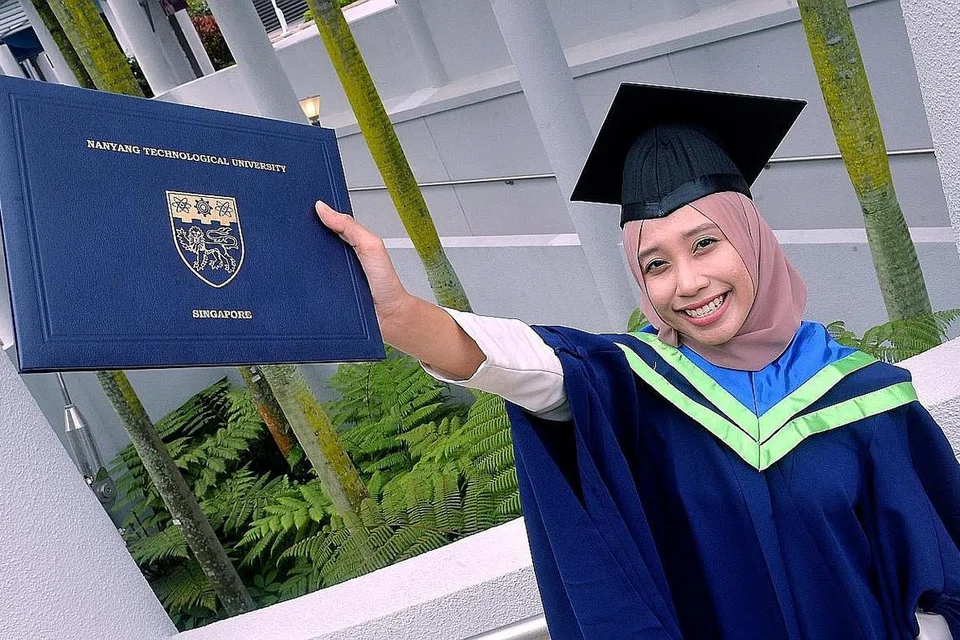 BERPEGANG TEGUH PADA KATA AYAH: Sebagai penerima Ijazah Kepujian Kelas Pertama, Cik Nur Atiqah Azhari berkata beliau memang meminati bidang yang diambilnya di NTU.