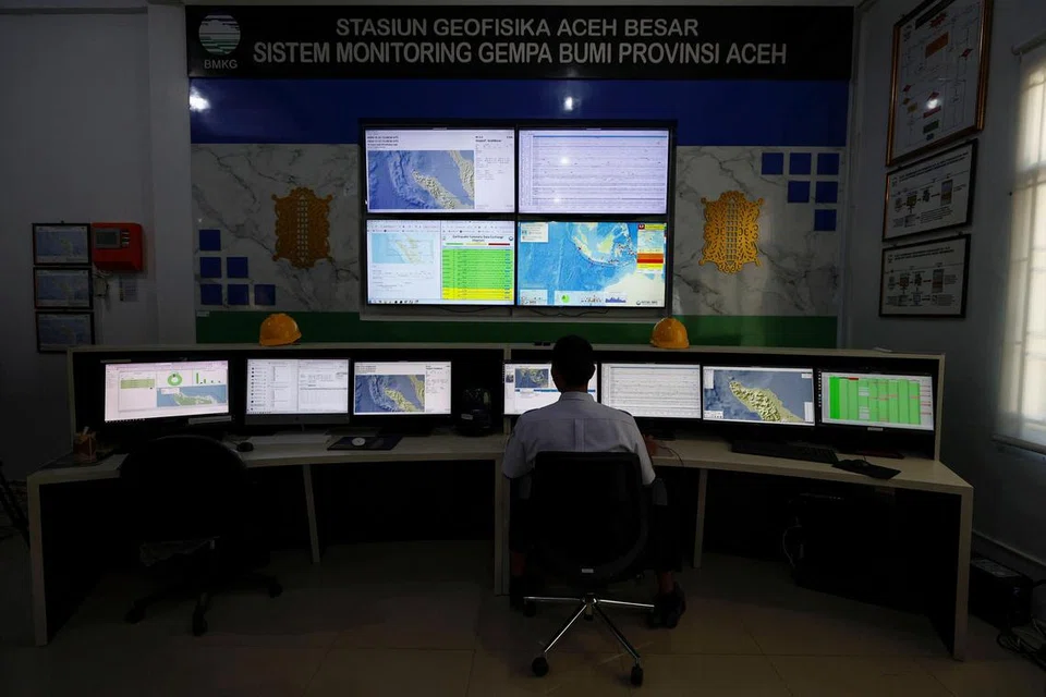 Pegawai Badan Meteorologi, Klimatologi, dan Geofisika (BMKG) Indonesia, Encik Teuku Hafid Hududillah, sedang bertugas di stesen pemantauan di Aceh Besar, Aceh, Indonesia, pada 23 Disember 2024. 