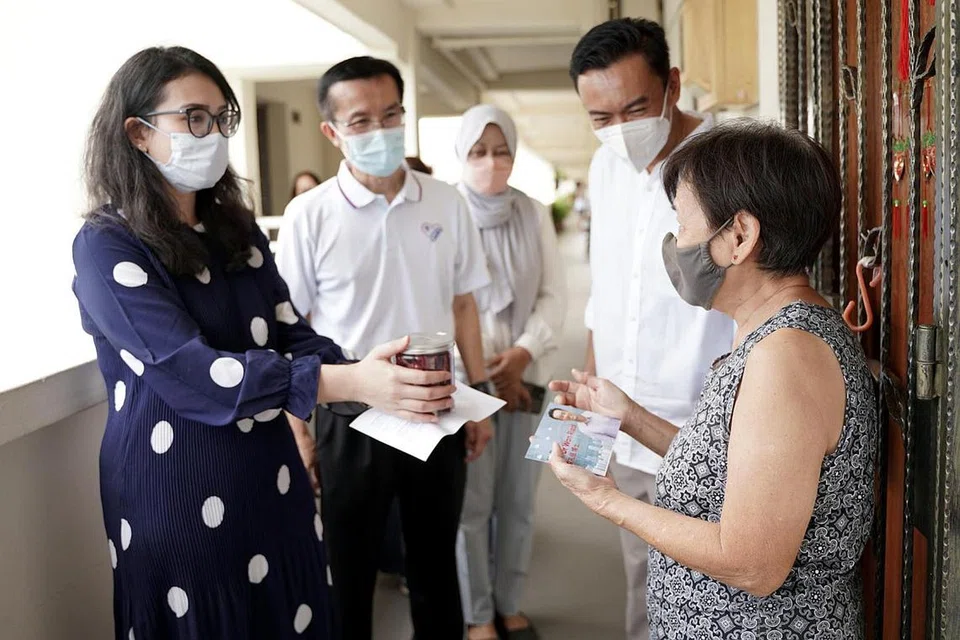 TEMUI PENDUDUK: Presiden PPIS, Cik Hazlina (paling kiri), dan AP GRC Jalan Besar, Dr Wan Rizal (dua dari kanan), menemui penduduk di Blok 3 St George's Road semalam untuk memperkenalkan Rumah Peralihan Rise Above kepada mereka. - Foto BH oleh NUR DIYANA TAHA