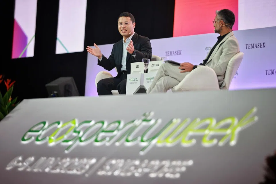 RANCANGAN SINGAPURA: Menteri Pembangunan Negara, Encik Desmond Lee, menggariskan apa yang Singapura sedang lakukan untuk menyahkarbon serta mengukuhkan pertahanannya terhadap kesan perubahan iklim pada hari kedua persidangan Minggu Ecosperity pada Rabu.