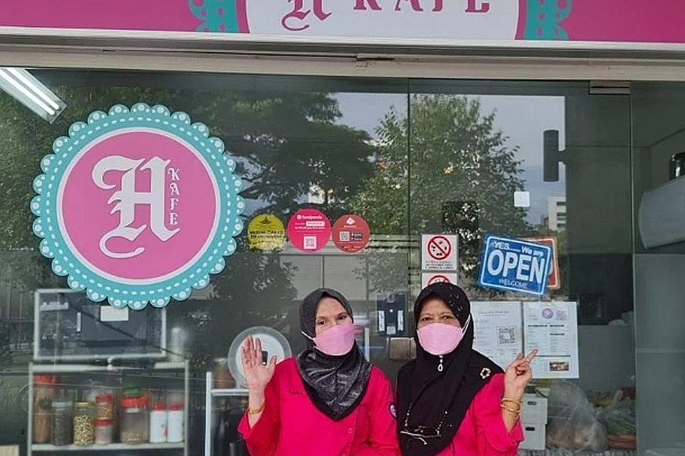 TUMPU DALAM TALIAN: Cik Harfa (kiri) yang bergambar bersama pekerjanya yang juga kakak iparnya, Cik Kamariah Jaffar, akan memberi lebih banyak fokus kepada tempahan dalam talian memandangkan jumlah pelanggan ke kafe berkurangan dengan ramai pekerja bekerja dari rumah. - Foto ihsan HARFA ABDUL KARIM