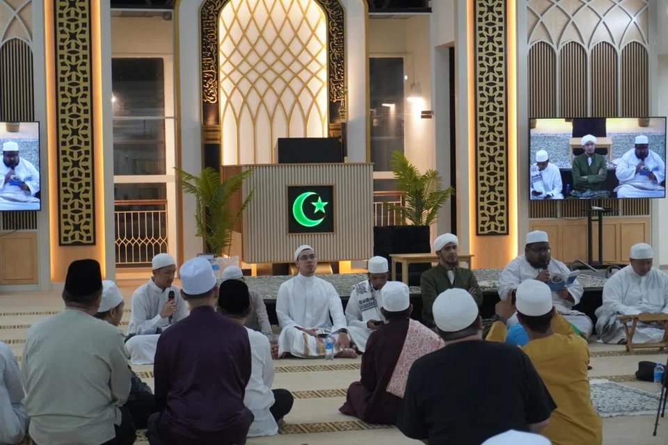 Majlis ‘Hadyun Nabawi’ di Masjid Al-Amin bersama bacaan kitab Riyadhussolihin dan Maulid Diyaullami oleh Munsyideen Masjid, Hajah Fatimah.