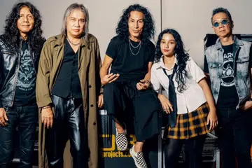 ANGGOTA MUDA REMAJA: Band legenda Search mengambil keputusan menyerapkan pemain dram muda, Naimi Daimi (dua dari kanan), sebagai anggota tetap kumpulan ini kerana kagum dengan bakat semula jadinya.